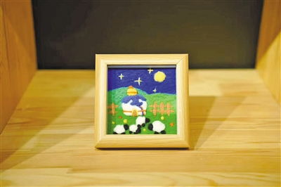 方寸之間見北疆 文創小店里的圖文設計與邊疆風情